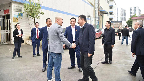 揭西縣委書(shū)記劉端雄一行蒞臨宏展包裝指導(dǎo)工作